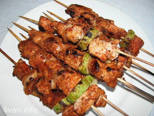 Шиш Таук - Shish Taouk в лимонно томатном соусе ( красный соус) Шиш Таук - Shish Taouk в лимонно томатном соусе ( красный соус)