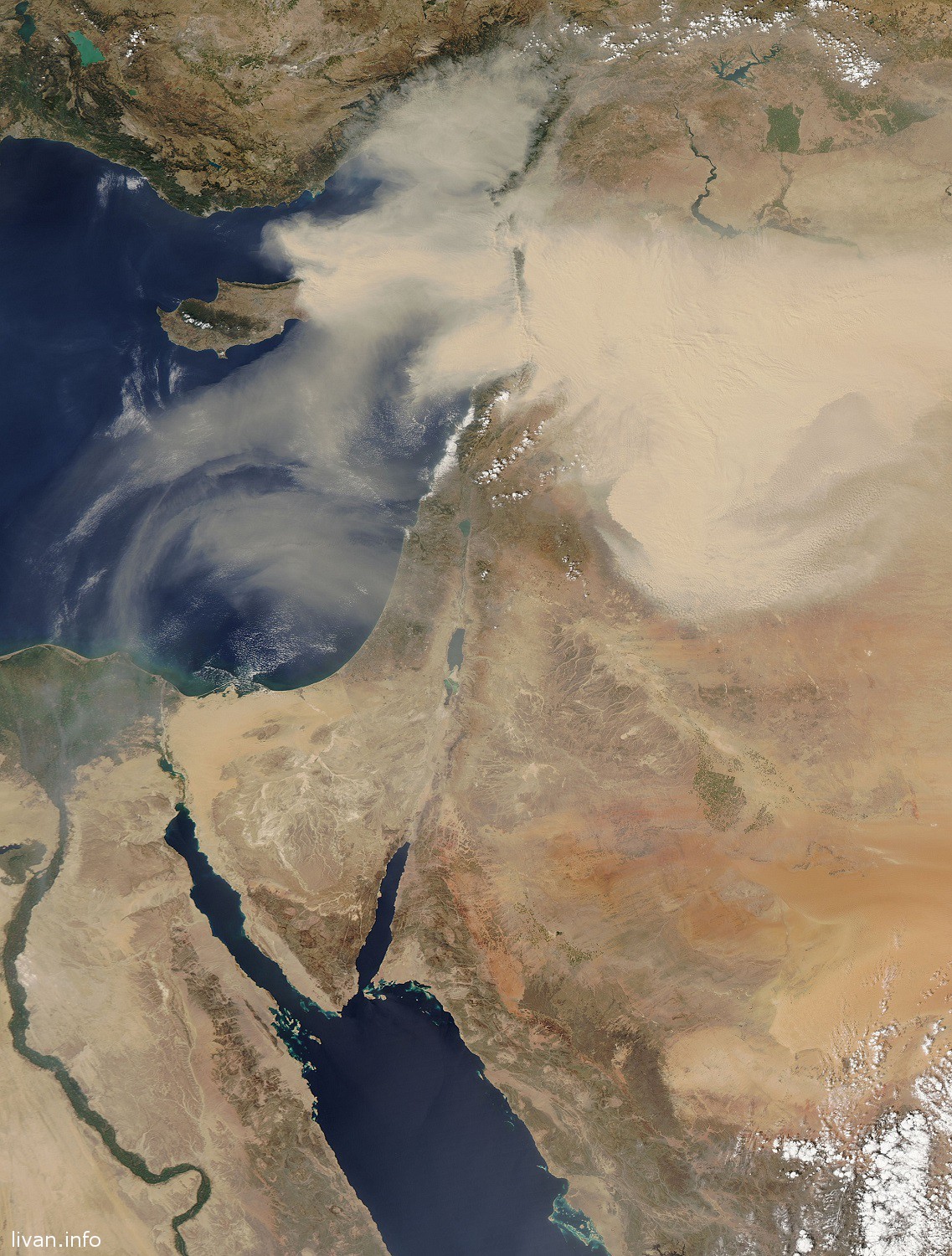 Изображение песчаной бури в Ливане со спутника "НАСА".