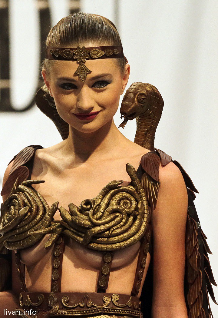 Показ шоколадных нарядов в Бейруте на Fashion Show