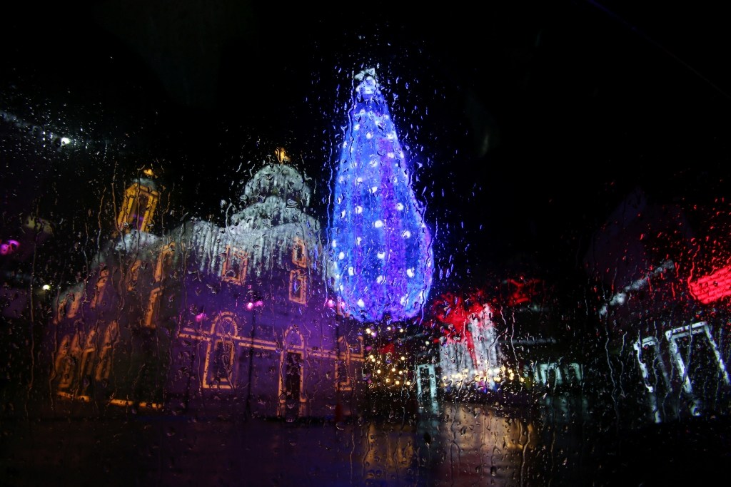 Вид с окна на рождественские украшения во время дождя. Магдуше, район Сидона.