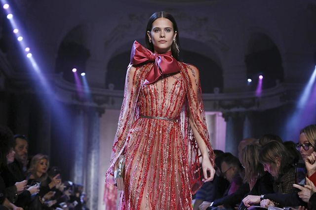 Неделя высокой моды в Париже: показ весенне-летней коллекции Эли Сааб