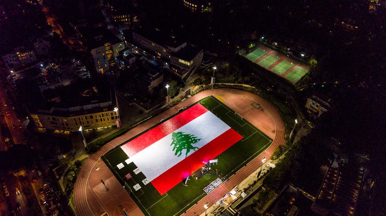 Американский университет Бейрута (AUB) установил новый рекорд Гиннеса, создав самую большую мозаику из записных книг в виде ливанского флага.