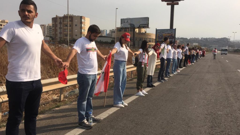 В Ливане протестующие устроили живую цепь длиной 171 километр.