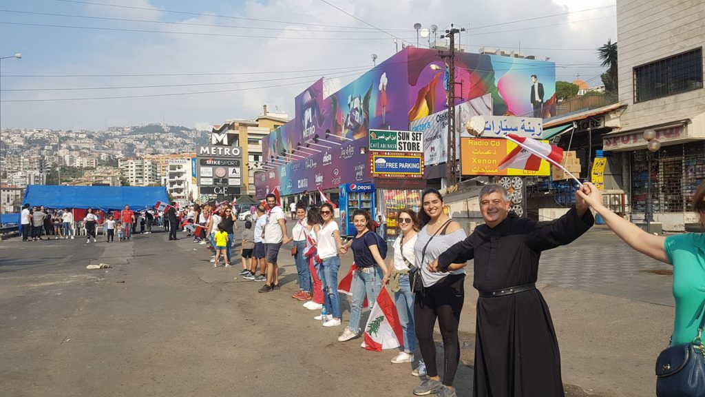 В Ливане протестующие устроили живую цепь длиной 171 километр.