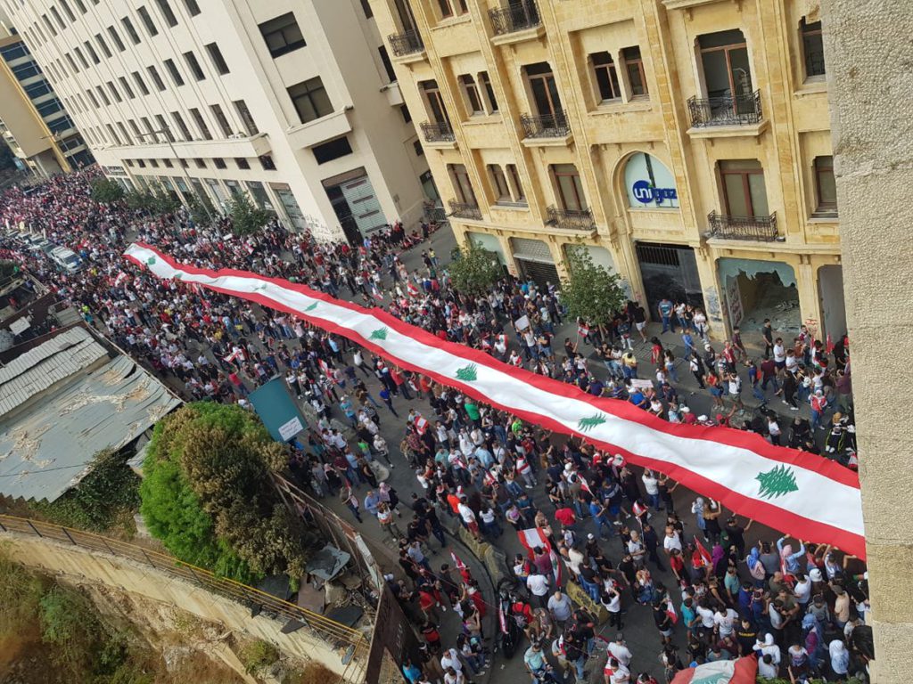 Налог в 6 долларов за пользование WhatsApp вывел на улицы Ливана многотысячные толпы.