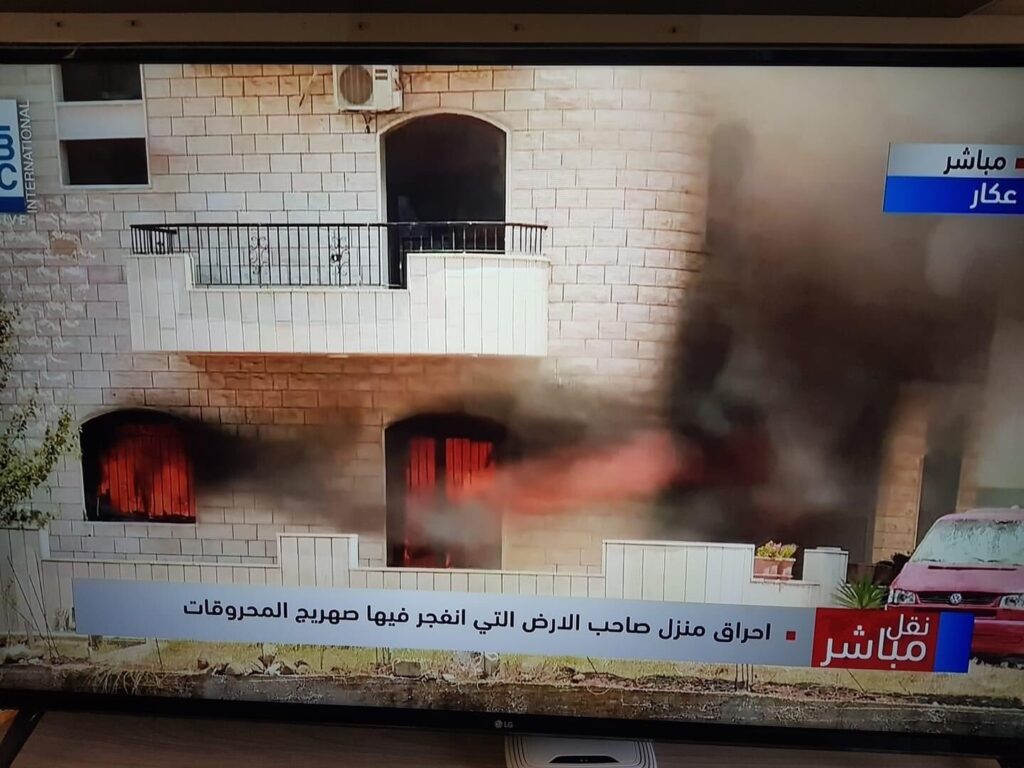 Жители города Аль-Талил, сожгли пикап, припаркованный перед домом владельца участка, на котором произошел взрыв, на холме