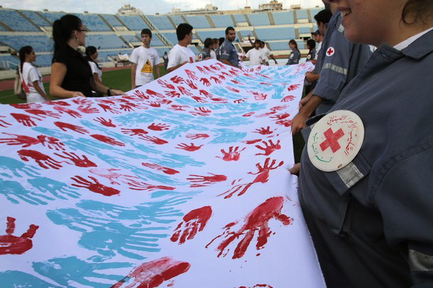 Красный крест в Ливане создали самую большую картину из отпечатков рук