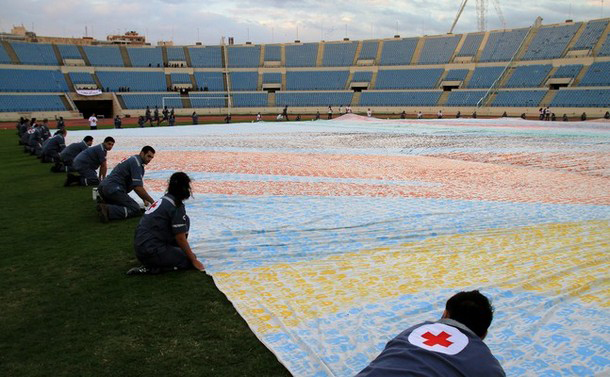 Красный крест в Ливане создали самую большую картину из отпечатков рук