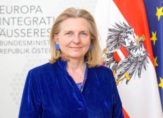 Экс-глава МИД Австрии Карин Кнайсль решила уехать в Ливан из-за угроз в ее адрес Экс-глава МИД Австрии Карин Кнайсль решила уехать в Ливан из-за угроз в ее адрес
