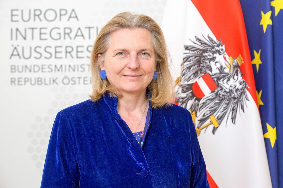 Экс-глава МИД Австрии Карин Кнайсль решила уехать в Ливан из-за угроз в ее адрес